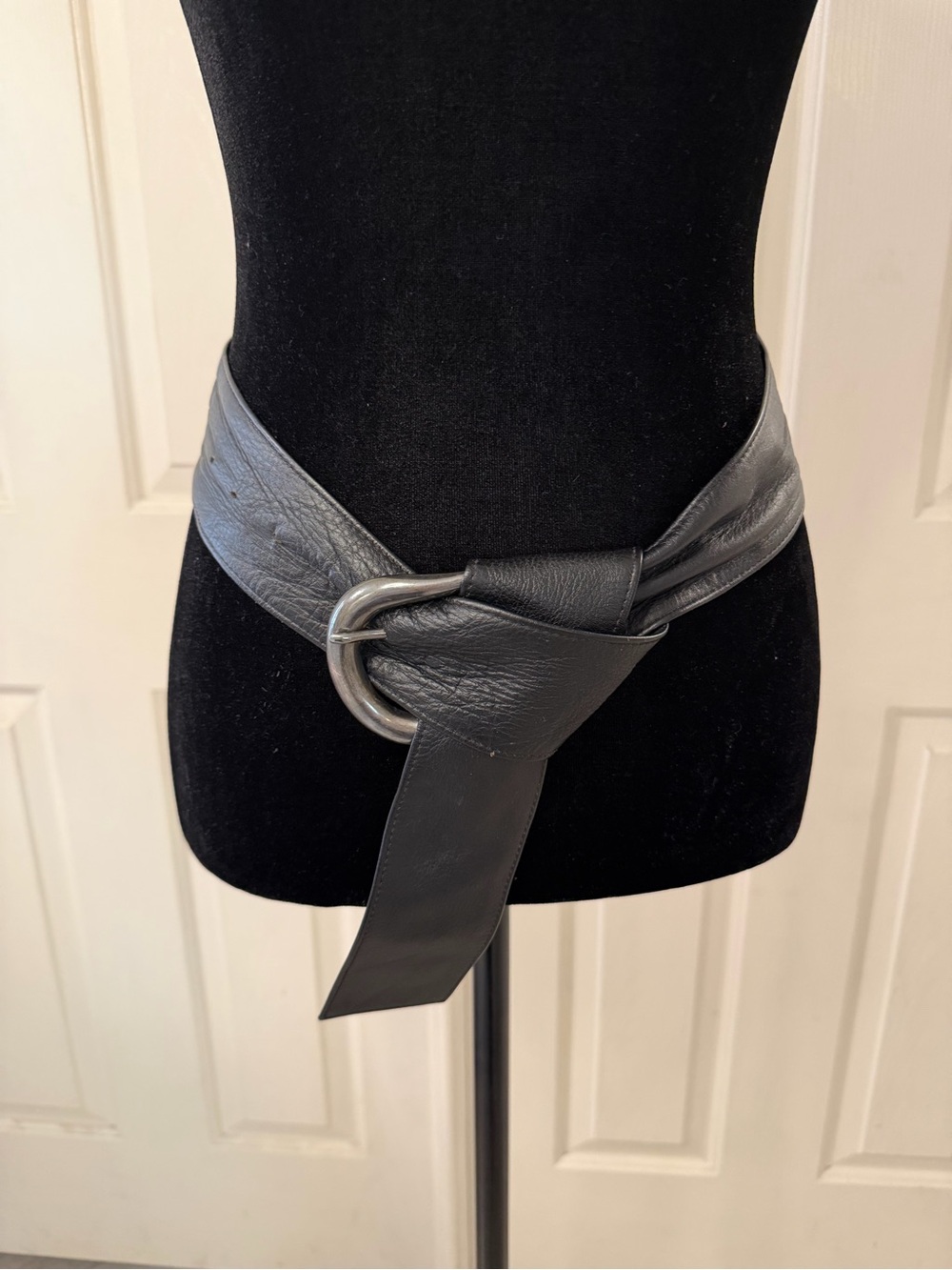 Vntg Black Soft Leather Statement Belt Women’s Size 28 Made In Spain